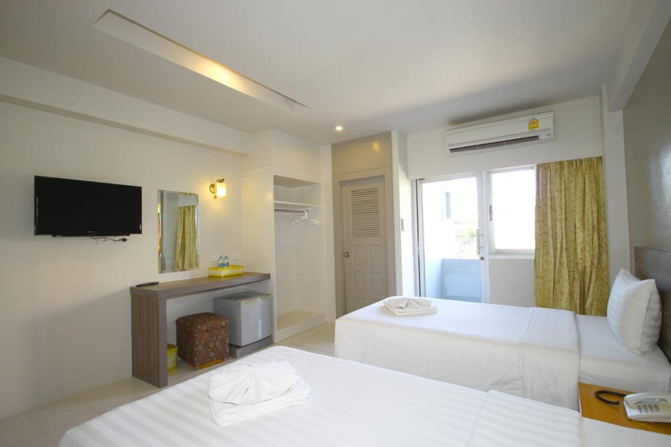 Bed, TV and multimedia, Bedroom, hair dresser, air conditioner