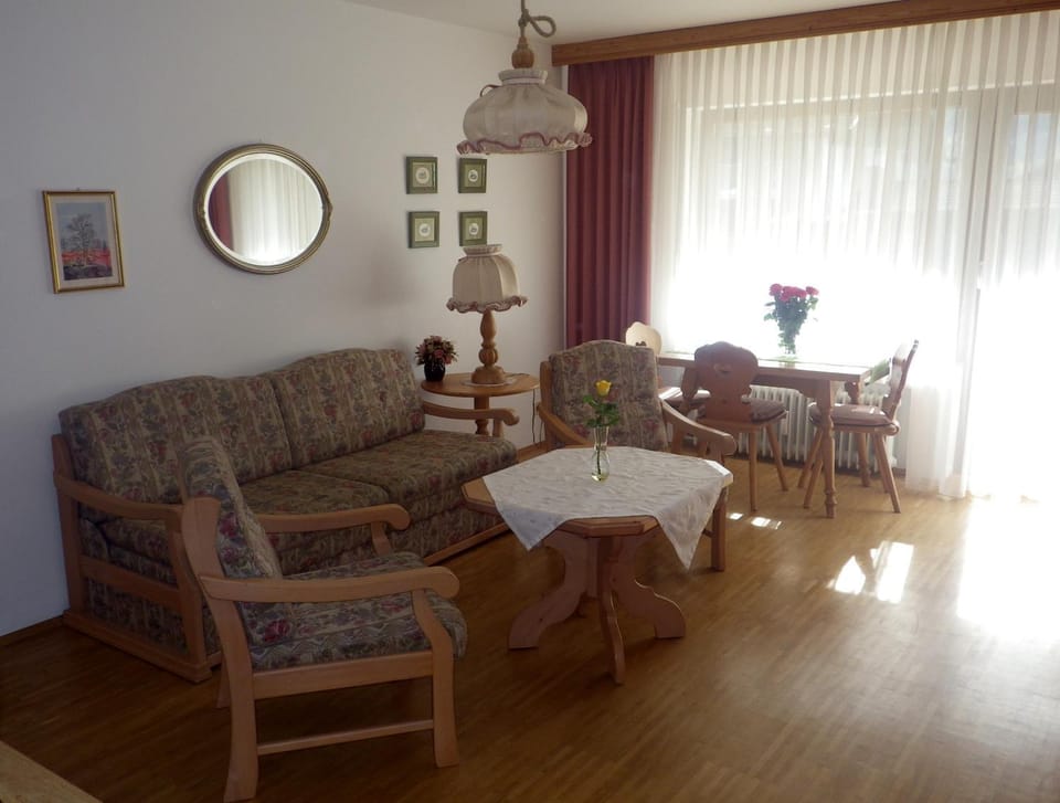 Living room, Photo of the whole room, Dining area