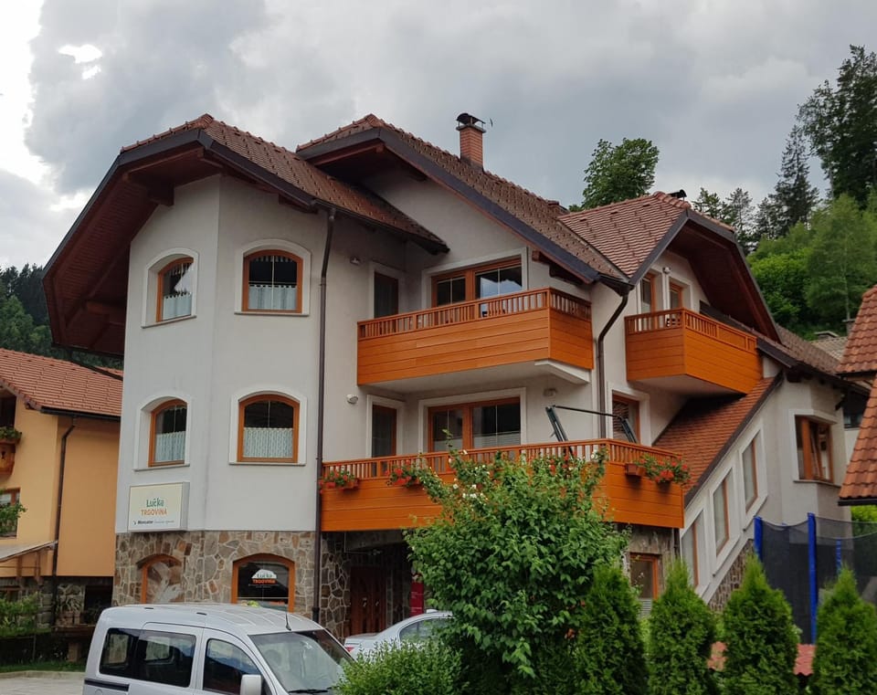 Facade/entrance, Balcony/Terrace