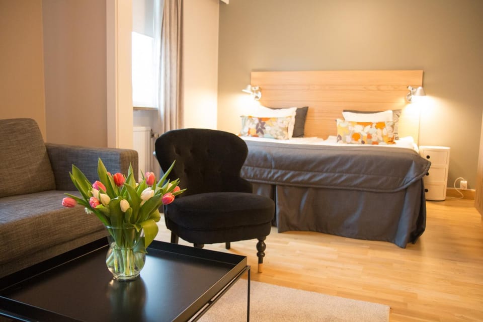 Bed, Living room, Photo of the whole room, Decorative detail, Seating area, Bedroom