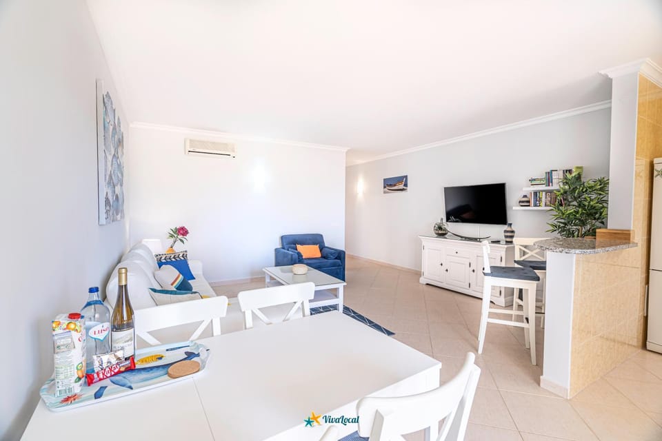 Communal lounge/ TV room, TV and multimedia, Living room, Seating area, Dining area, air conditioner