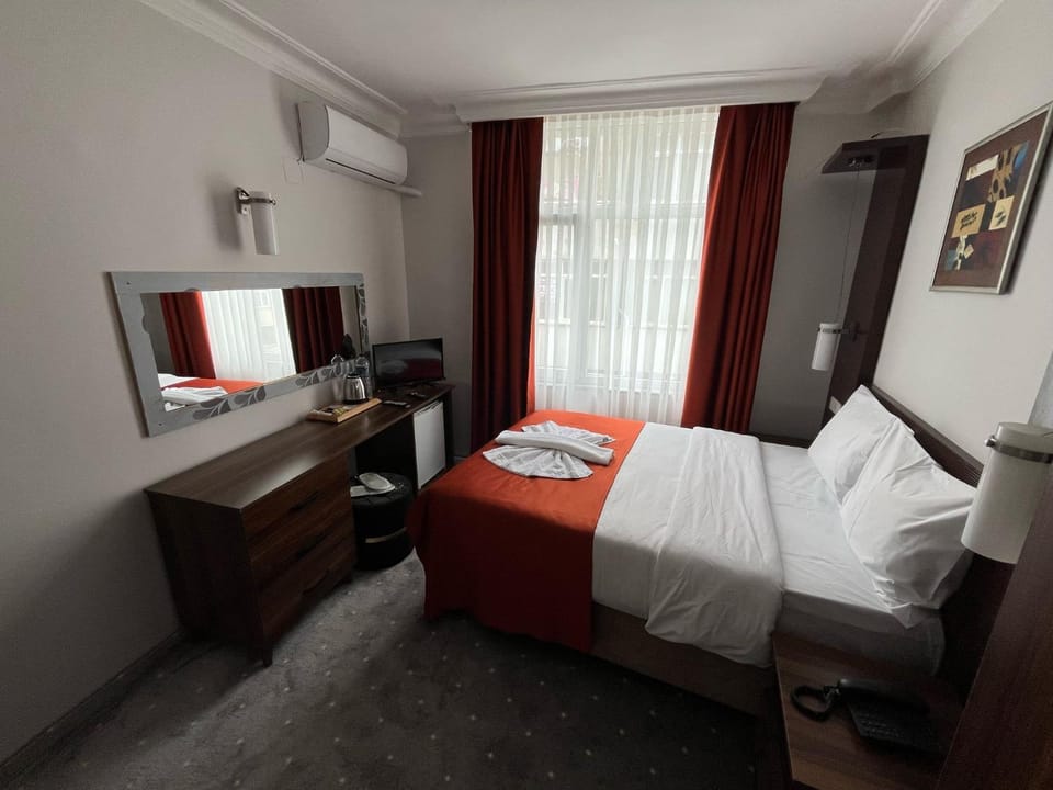 Bed, TV and multimedia, Coffee/tea facilities, towels, wardrobe, air conditioner