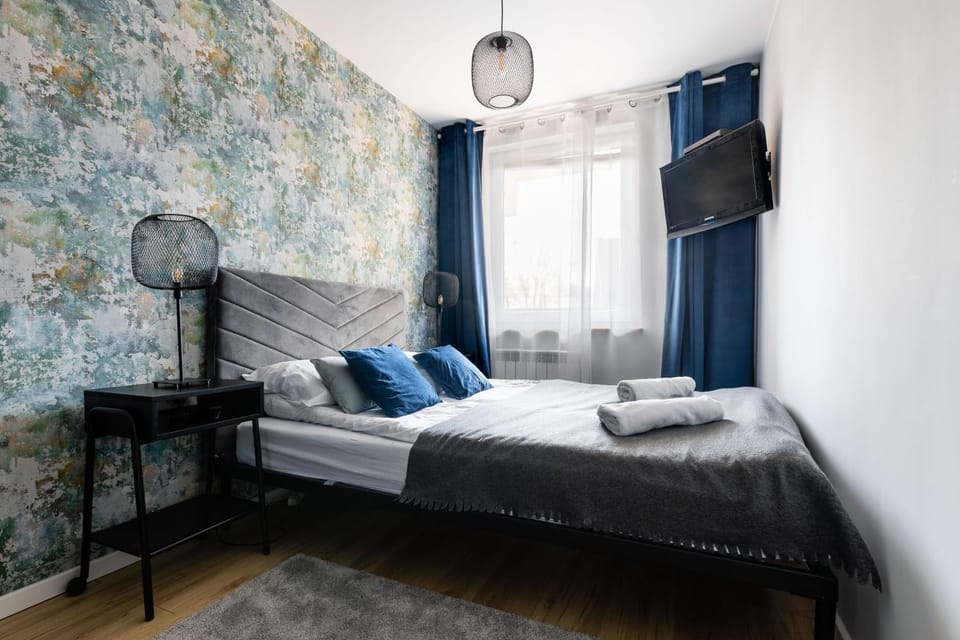 Bed, TV and multimedia, Bedroom
