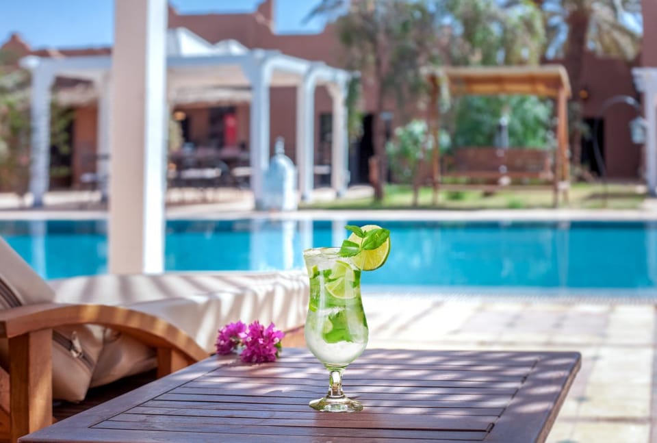 Garden, Pool view, Swimming pool, Drinks, Alcoholic drinks, Non alcoholic drinks, sunbed