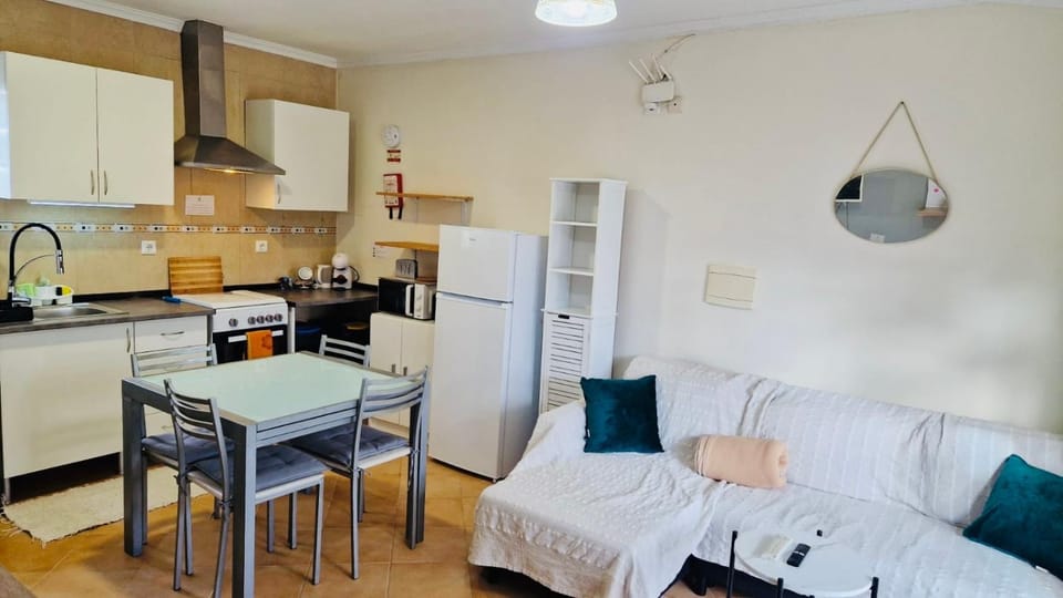 Kitchen or kitchenette, Living room, Dining area, oven, pet friendly
