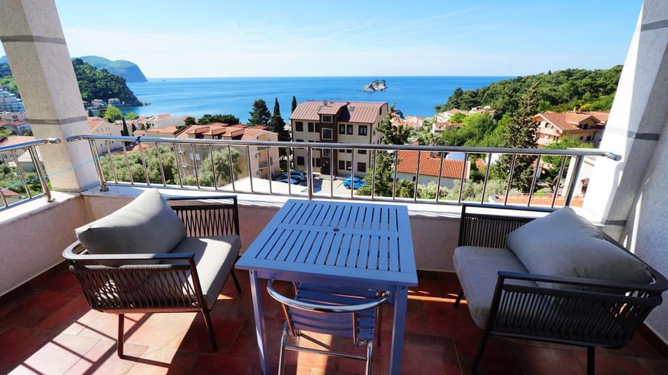 Day, Natural landscape, View (from property/room), Balcony/Terrace, Living room, Seating area, Dining area, Sea view