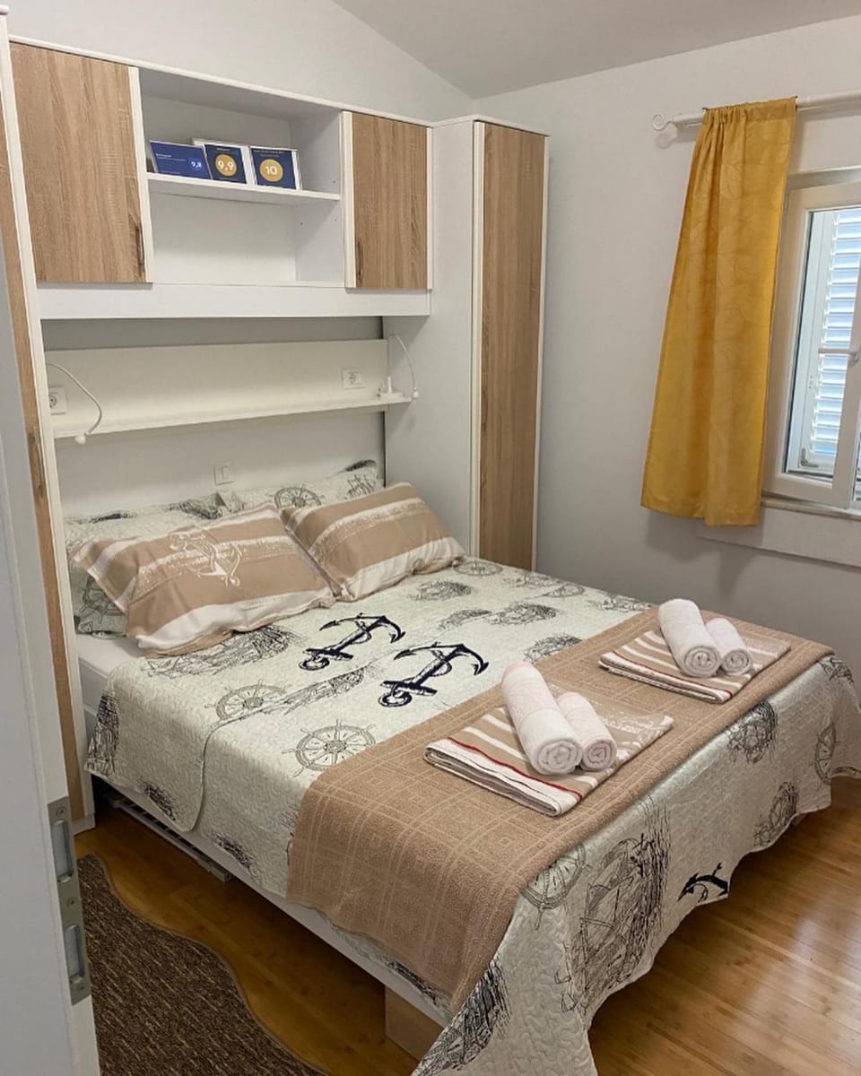 Bed, Bedroom, towels