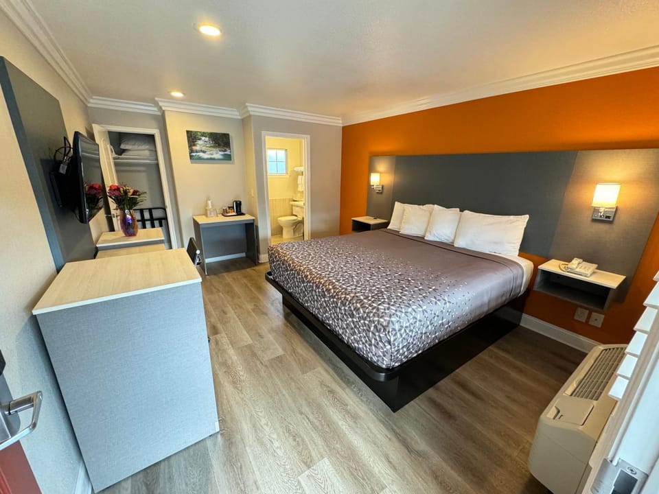 Bed, TV and multimedia, Photo of the whole room, air conditioner