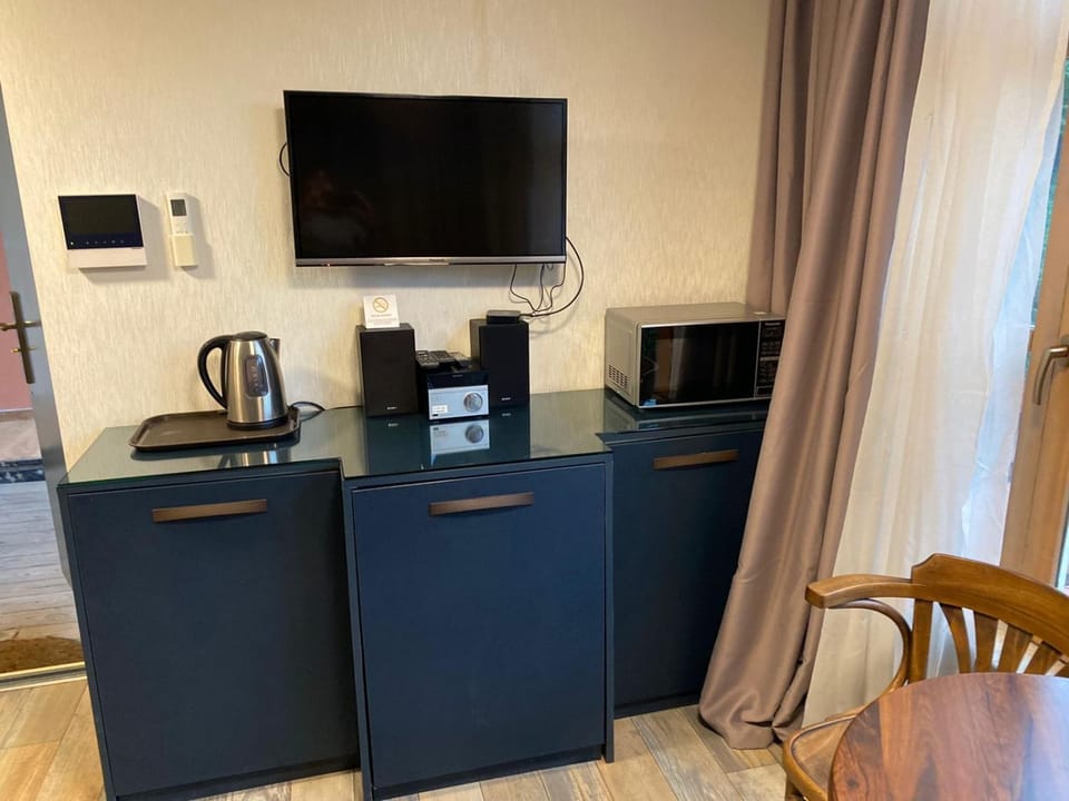 TV and multimedia, Coffee/tea facilities, Kitchen or kitchenette, minibar