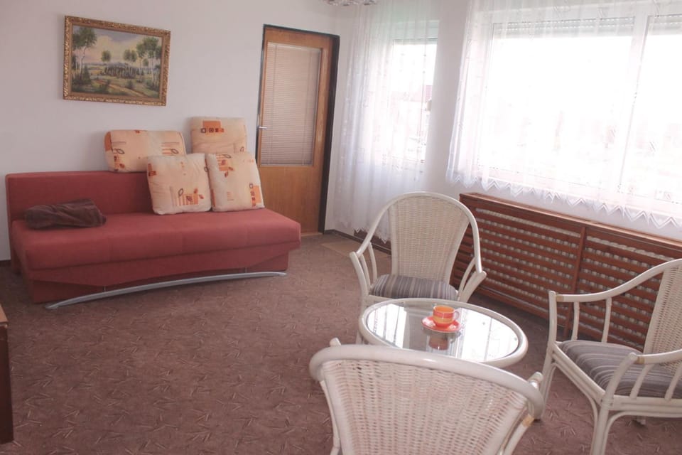 Living room, Photo of the whole room