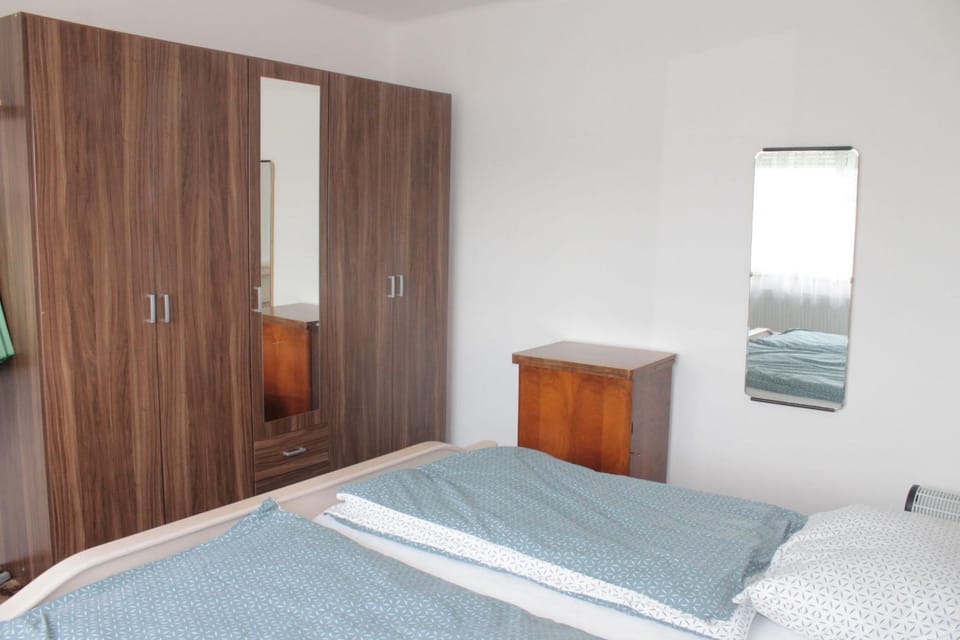 Photo of the whole room, Bedroom
