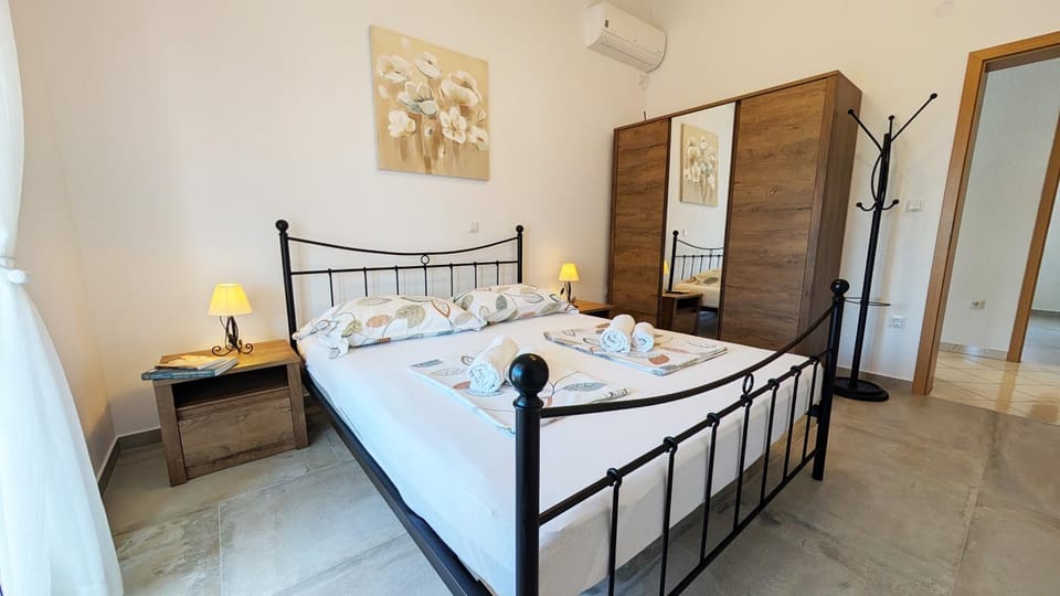 Bed, Photo of the whole room, Bedroom, wardrobe, air conditioner