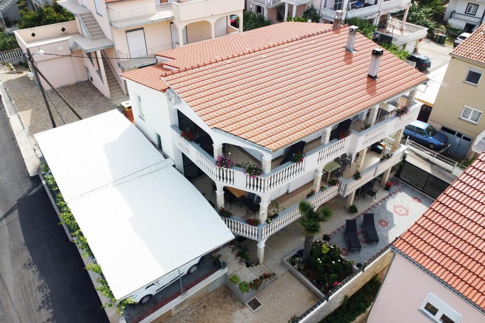 Property building, Neighbourhood, Bird's eye view, Location, Parking