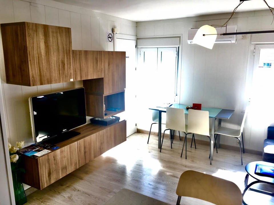 TV and multimedia, Living room, Decorative detail, Seating area, Dining area