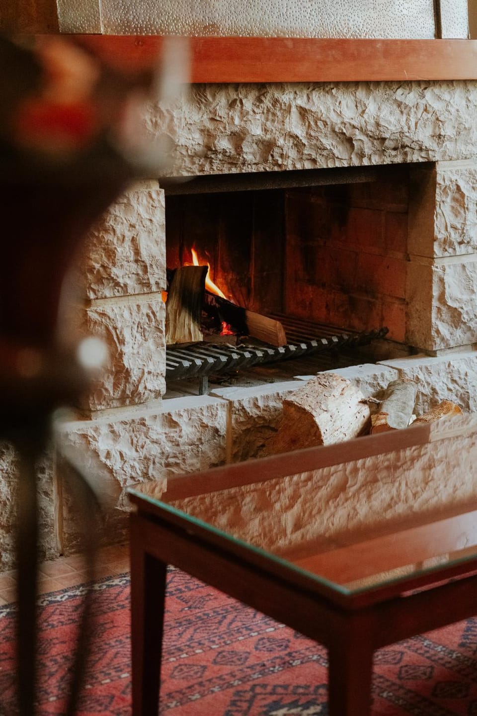 Seating area, Dining area, babysiter, fireplace