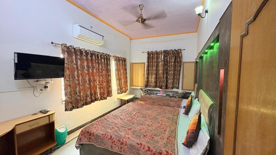 Bed, TV and multimedia, Photo of the whole room, Bedroom, wardrobe, air conditioner