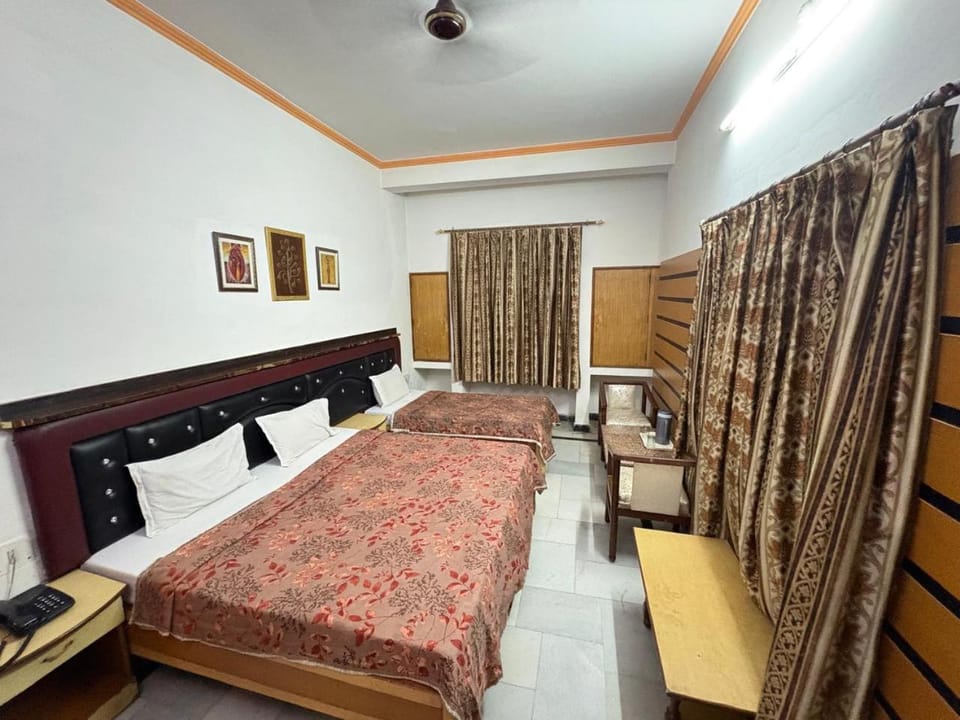Bed, Photo of the whole room, Seating area, Bedroom