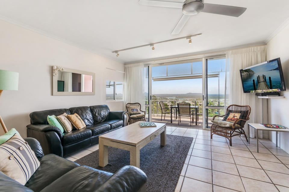 TV and multimedia, Balcony/Terrace, Living room, Seating area, Mountain view, River view