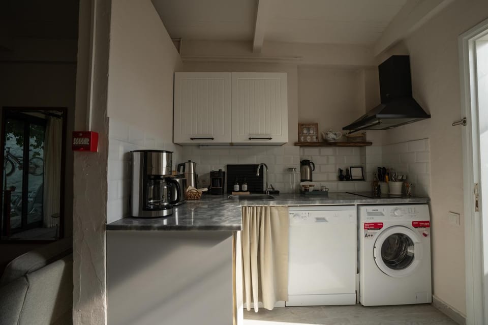 Coffee/tea facilities, Kitchen or kitchenette, dishwasher, pet friendly, stove, toaster, washing machine, dryer