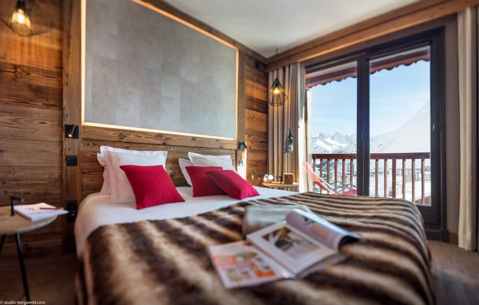 Bedroom, Mountain view