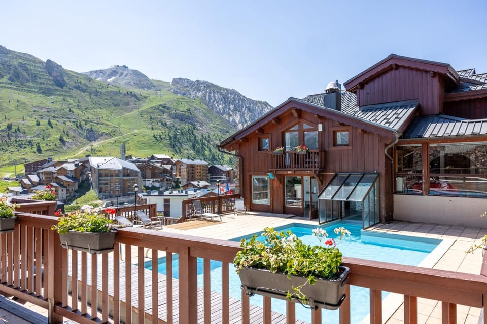 View (from property/room), Mountain view, Swimming pool