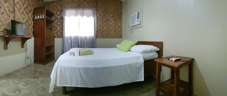 Bed, TV and multimedia, Photo of the whole room, Bedroom, hair dresser, towels