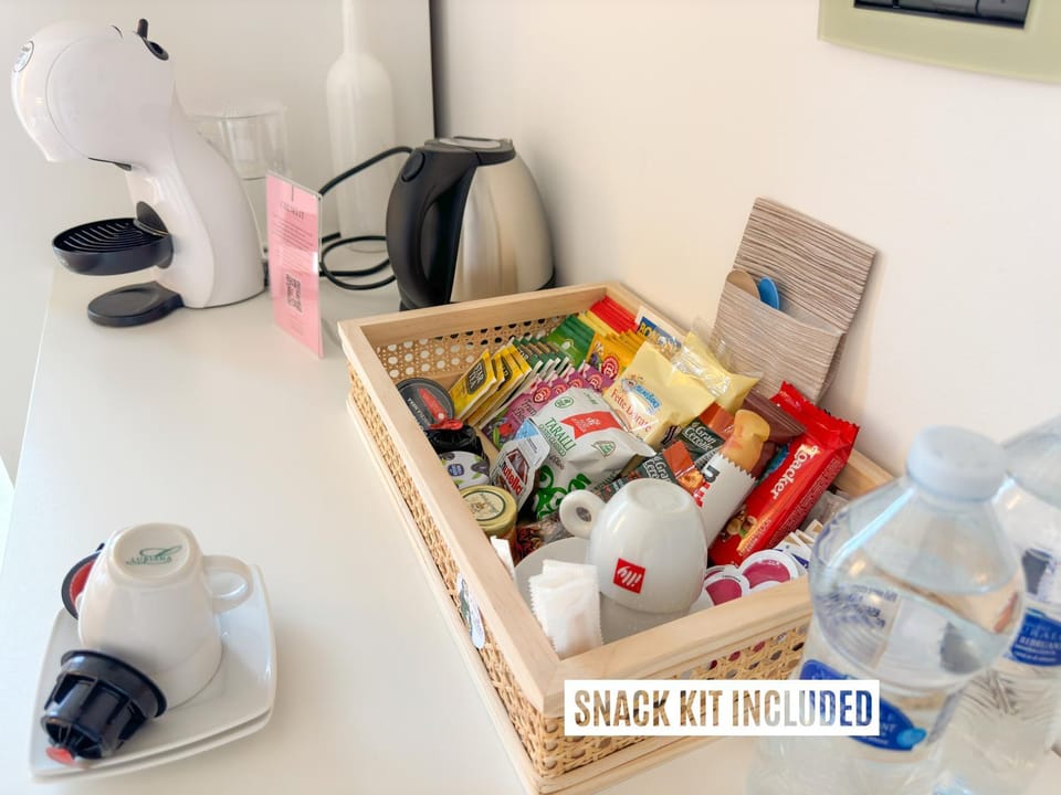 Coffee/tea facilities, Food and drinks, Food