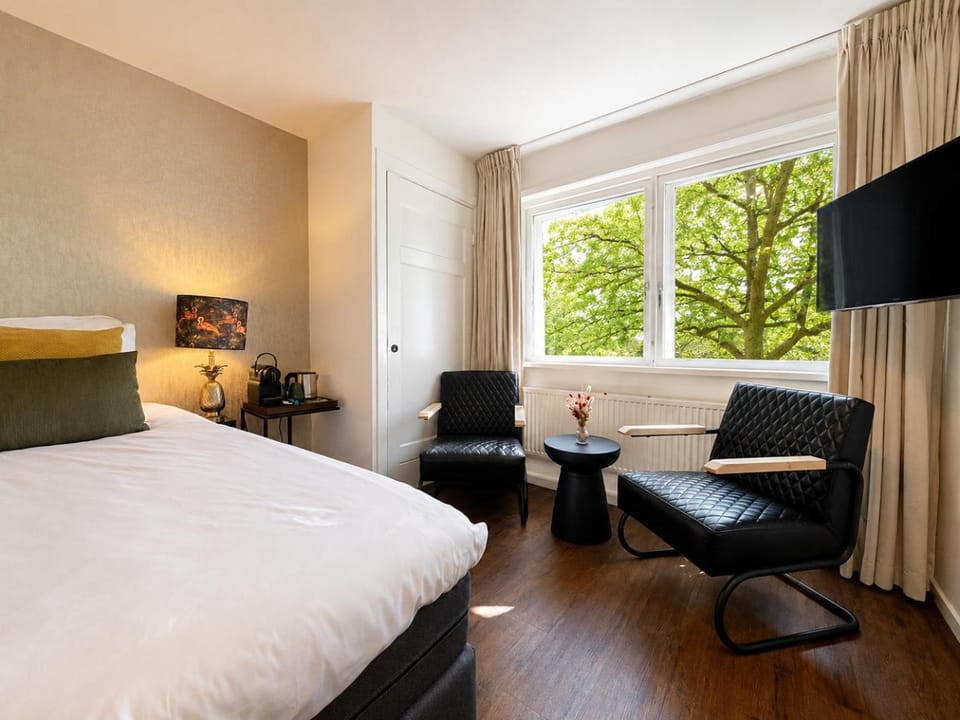 Photo of the whole room, Seating area, Bedroom