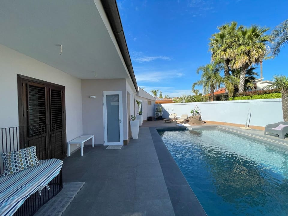 Property building, Natural landscape, Pool view, Swimming pool, Swimming pool