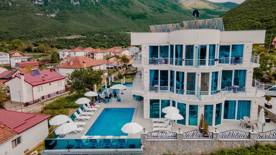 Property building, Nearby landmark, Day, Natural landscape, Bird's eye view, Mountain view, Pool view, Swimming pool, sunbed