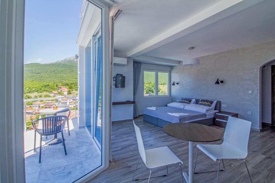 Day, Natural landscape, TV and multimedia, View (from property/room), Balcony/Terrace, Living room, Seating area, Dining area, Bedroom, Lake view, Mountain view