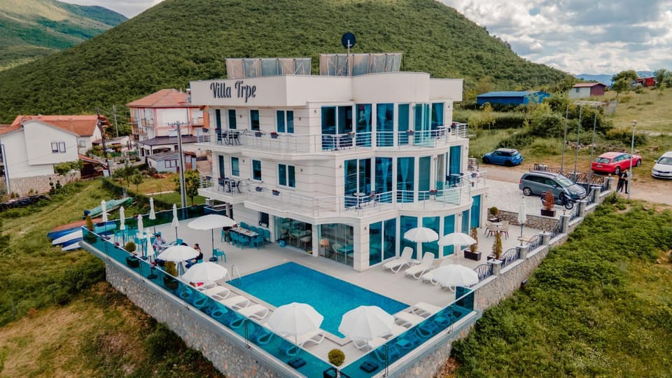 Property building, Day, Neighbourhood, Natural landscape, Bird's eye view, Mountain view, Pool view, Swimming pool, Location, Parking, sunbed