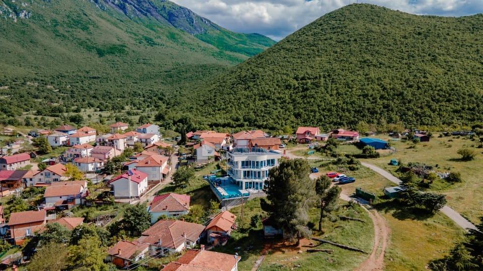 Property building, Nearby landmark, Day, Neighbourhood, Natural landscape, Bird's eye view, Mountain view, Street view