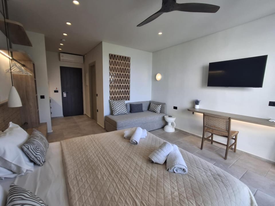 Bed, TV and multimedia, Photo of the whole room, Bedroom, towels