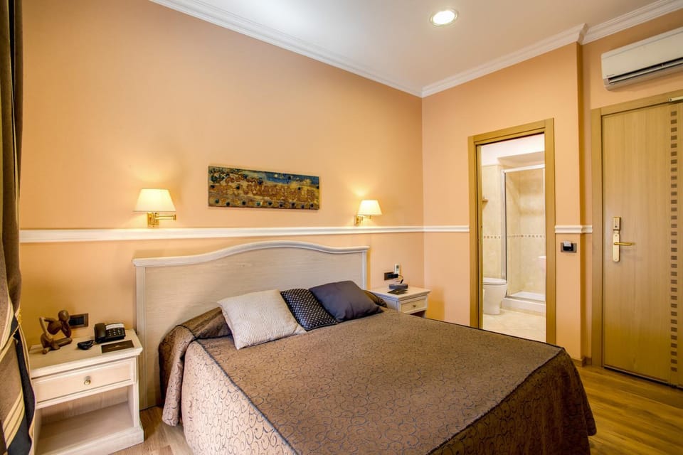 Bed, Bathroom, Coffee/tea facilities, Decorative detail
