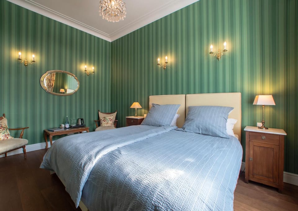 Bed, Photo of the whole room