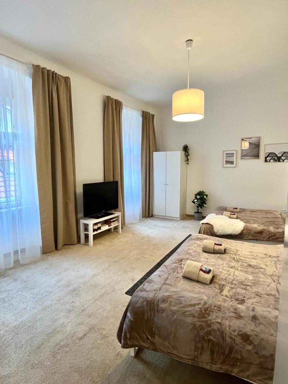 Bed, TV and multimedia, Bedroom