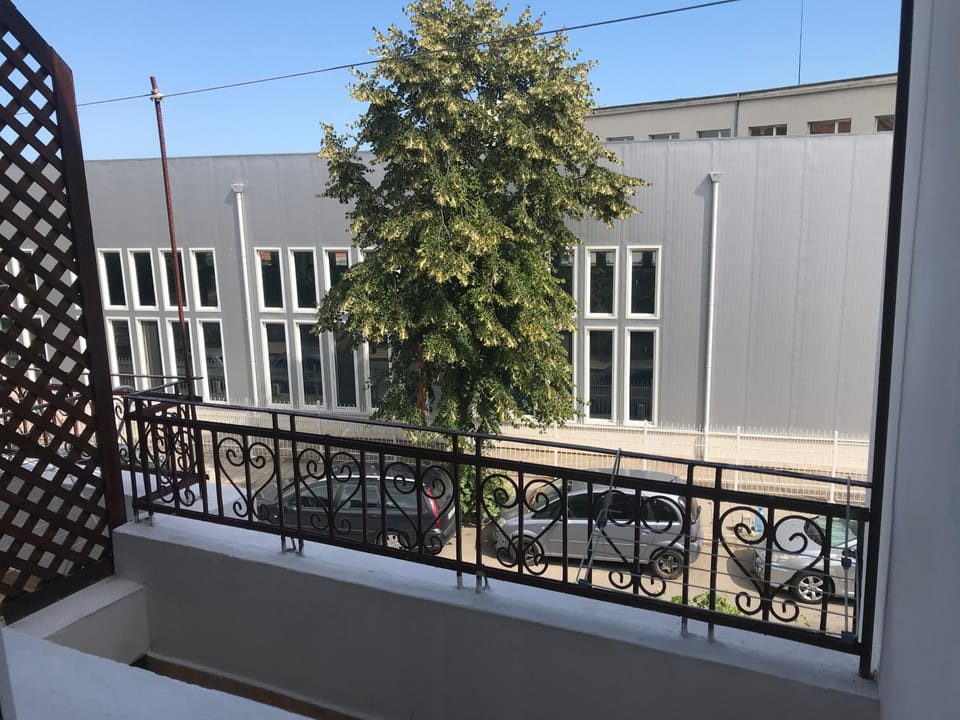 Shower, Toilet, Bathroom, TV and multimedia, Balcony/Terrace, Photo of the whole room, Bedroom, Quiet street view