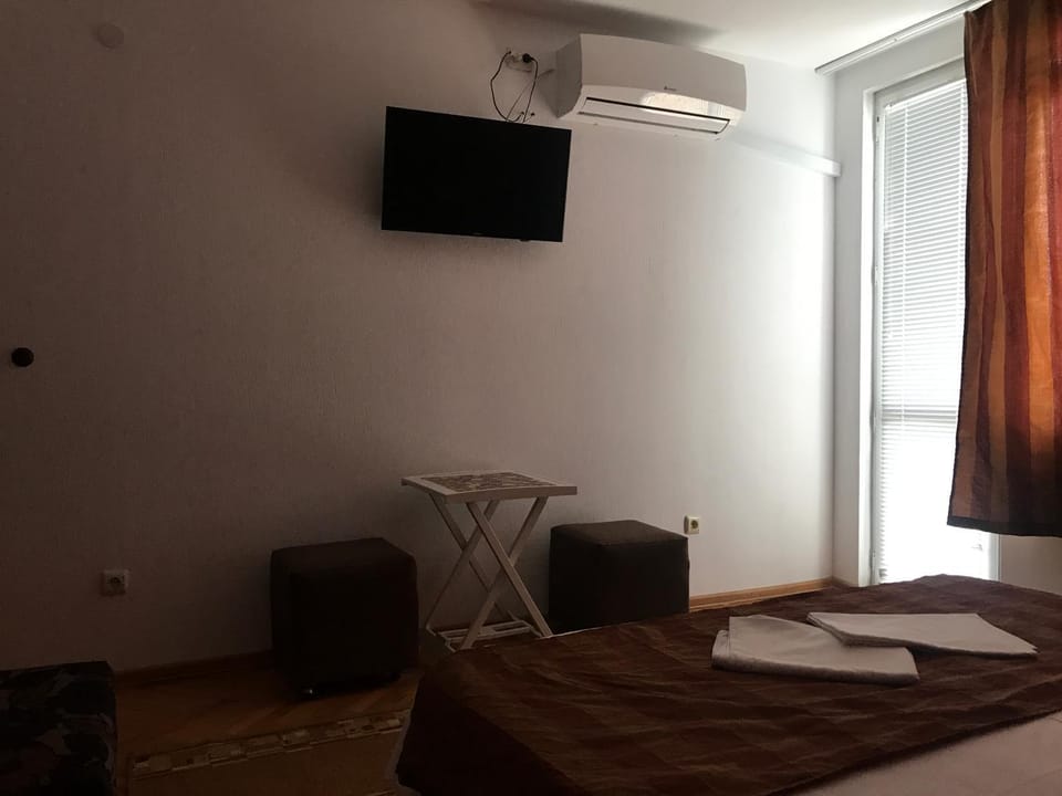 Shower, Toilet, Bathroom, TV and multimedia, Balcony/Terrace, Photo of the whole room, Bedroom, Quiet street view