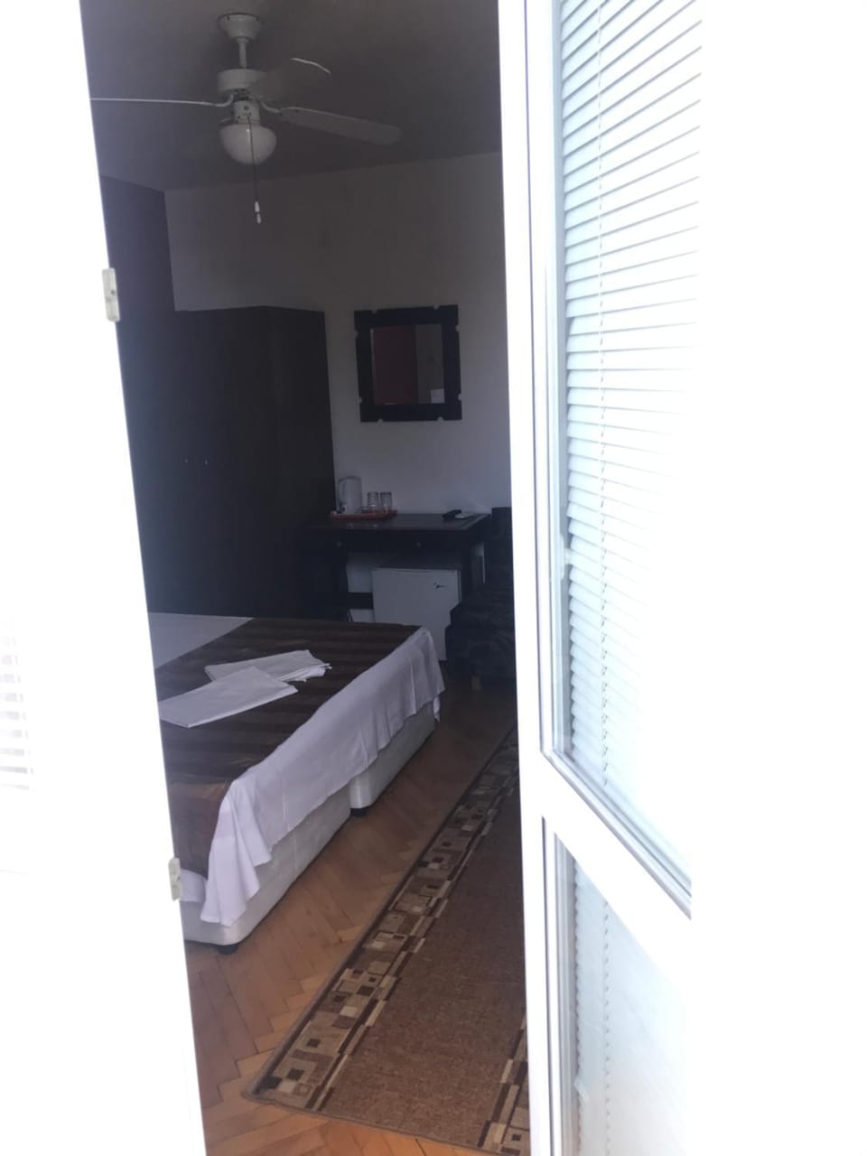 Shower, Toilet, Bathroom, TV and multimedia, Balcony/Terrace, Photo of the whole room, Bedroom, Quiet street view