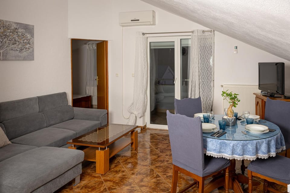 Communal lounge/ TV room, TV and multimedia, Living room, Seating area, Dining area, air conditioner