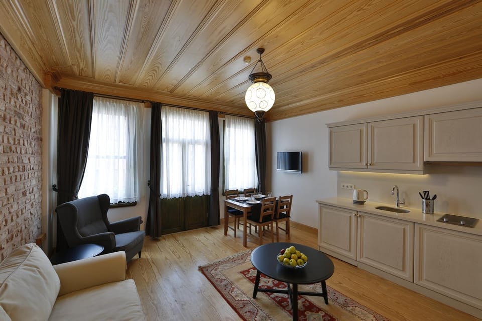 TV and multimedia, Kitchen or kitchenette, Living room, Seating area, Dining area