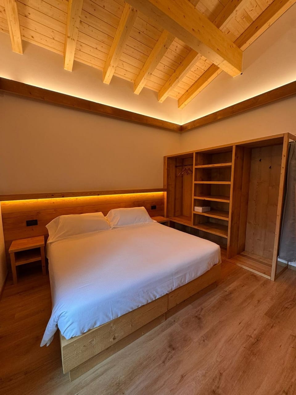 Property building, Restaurant/places to eat, Bed, Photo of the whole room, Bedroom, Breakfast, wardrobe