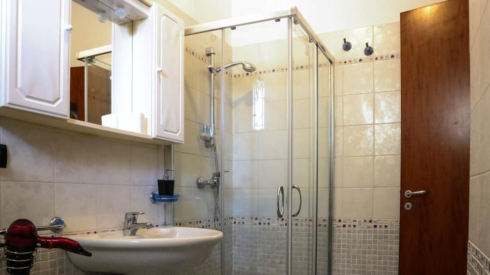 Shower, Toilet, Bathroom, Bedroom, towels