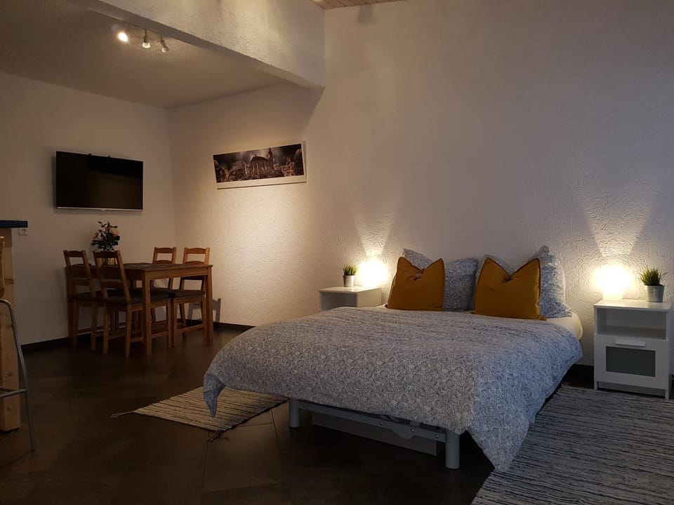 Bed, Dining area