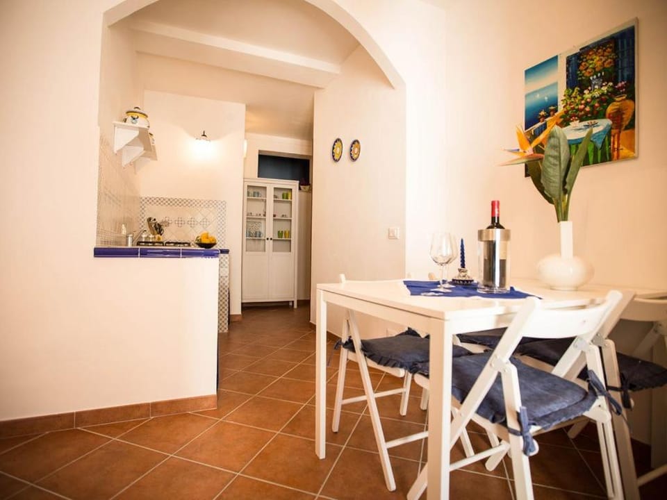 Kitchen or kitchenette, Living room, Dining area, Communal kitchen, Family