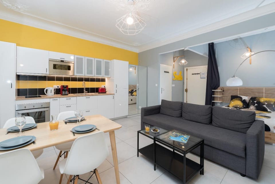 Coffee/tea facilities, Kitchen or kitchenette, Living room, Decorative detail, Dining area, Bedroom, Area and facilities