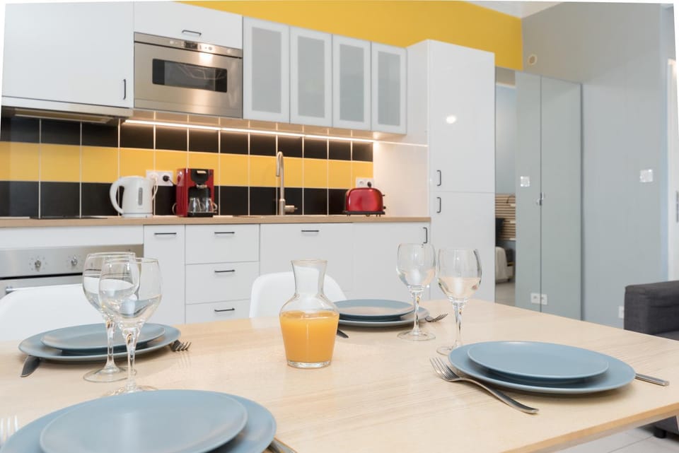 Coffee/tea facilities, Kitchen or kitchenette, Decorative detail, Dining area, Area and facilities