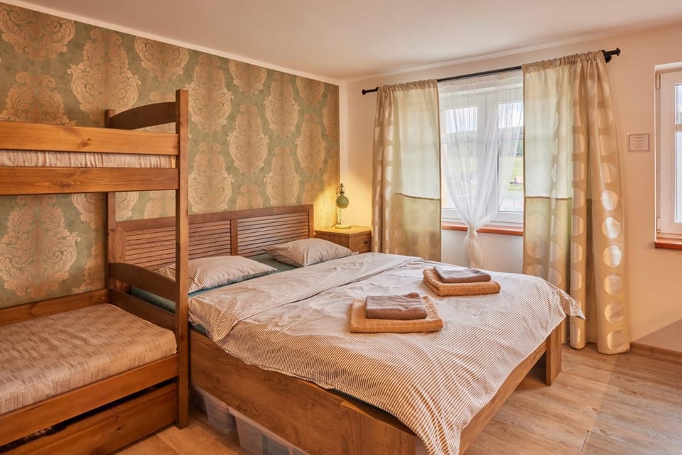 Bed, Photo of the whole room, towels