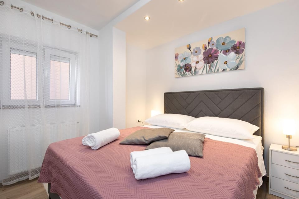 Bed, Bedroom, towels